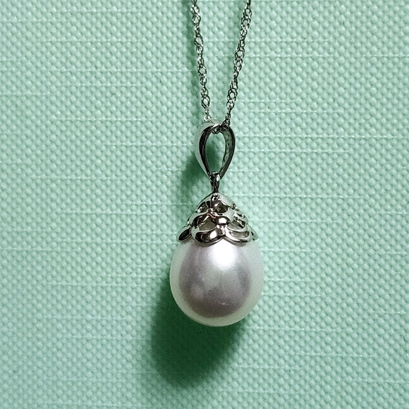 10K Gold White Pearl Teardrop Pendant & Chain Necklace NEW - Picture 1 of 11